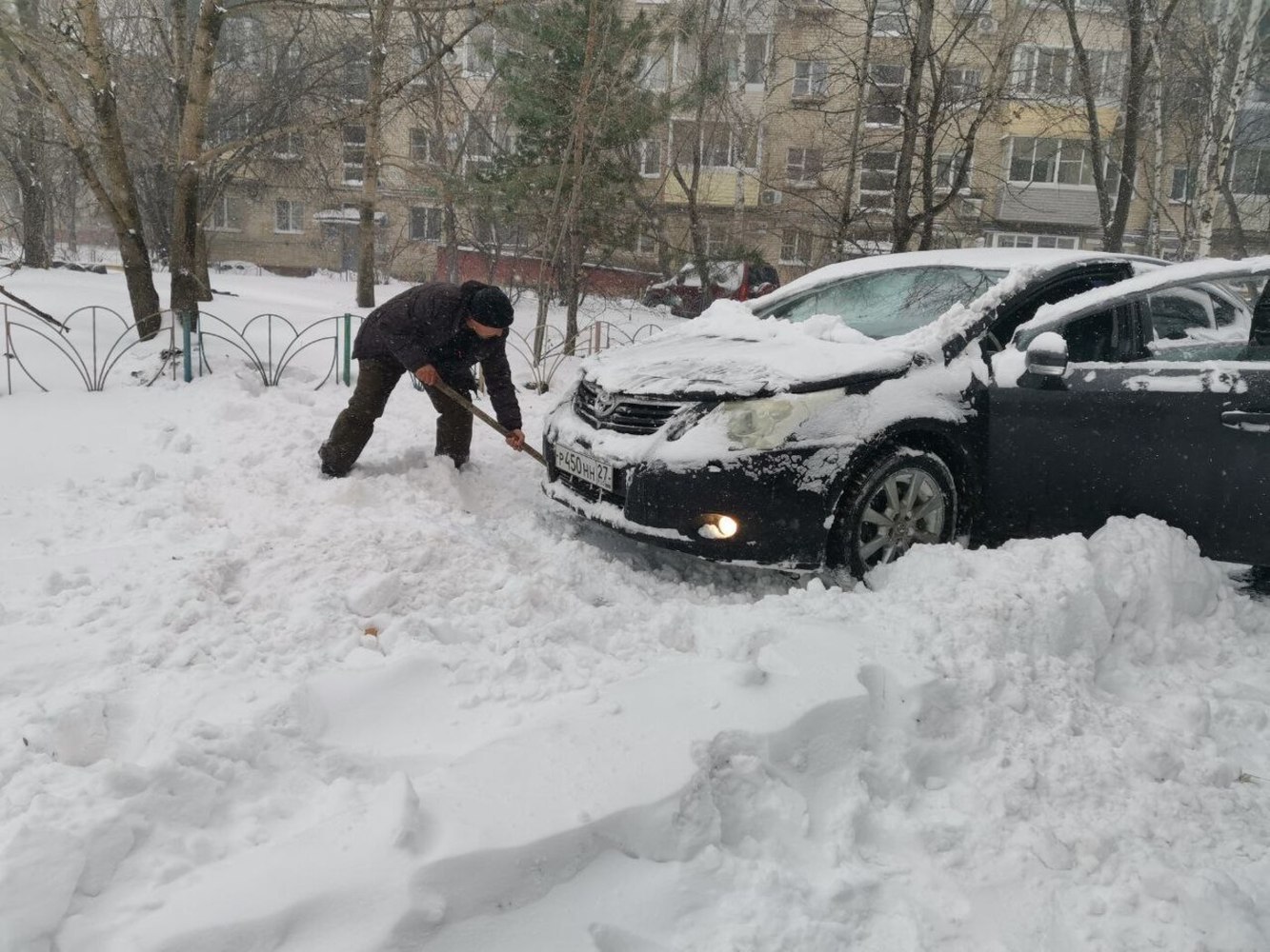 Хабаровск завалило снегом: жителей попросили выйти на расчистку улиц