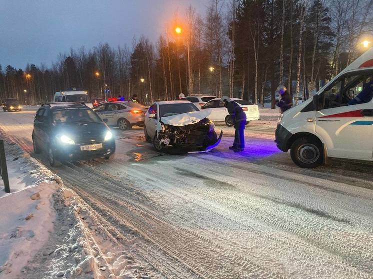 В Ноябрьске водитель иномарки спровоцировал ДТП и попал в больницу