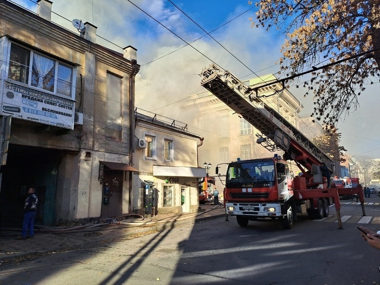 В центре Ростова 65 спасателей тушат крупный пожар