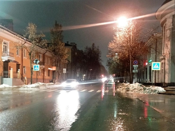 Росгвардейцы нашли на дороге в Петрозаводске девушку, пострадавшую в ДТП