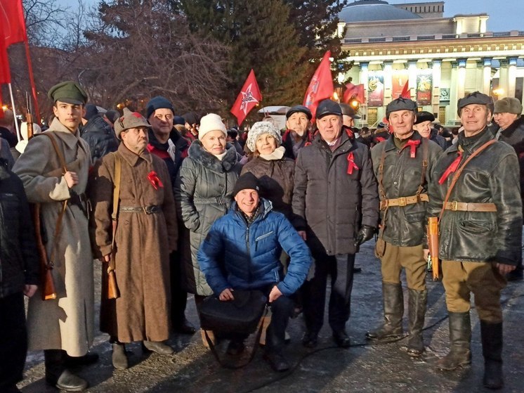 В Новосибирске коммунисты вышли на митинг ко 106-летию Октябрьской революции