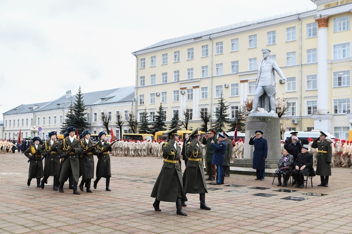В Твери молодежь прошла маршем в честь Дня проведения военного парада на Красной площади в Москве