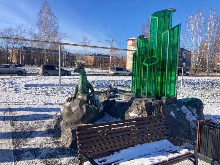 В свердловском поселке установили светящиеся кристаллы изумрудов
