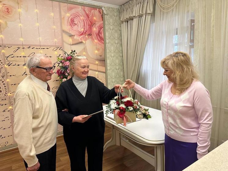 100-летний жених и 75-летняя невеста поженились в Нижегородской области