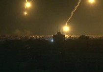 Палестинские СМИ обнародовали видеокадры, на которых, предположительно, запечатлен момент мощного ракетного обстрела сектора Газа армией Израиля