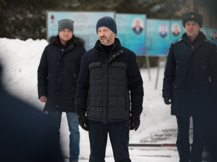 Губернатор Чукотки передал автомобиль в воинскую часть в Хабаровске