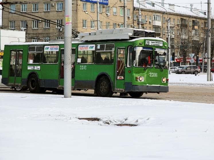 В Новосибирске пассажира ударило током в троллейбусе №2