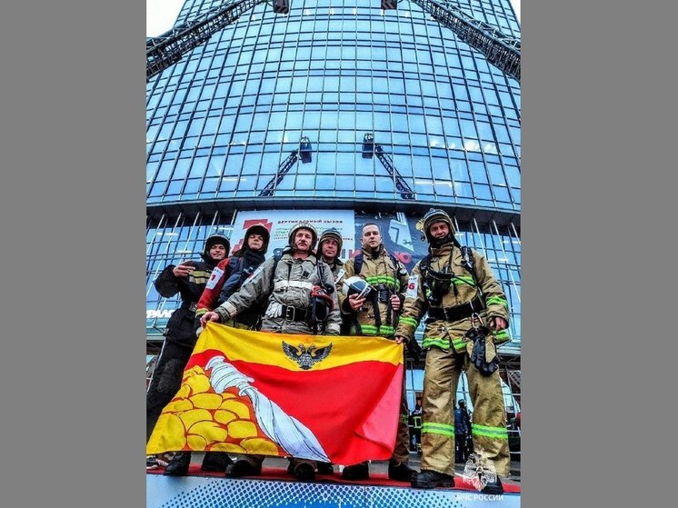 Воронежские пожарные покорили 39-этажную высотку в Санкт-Петербурге