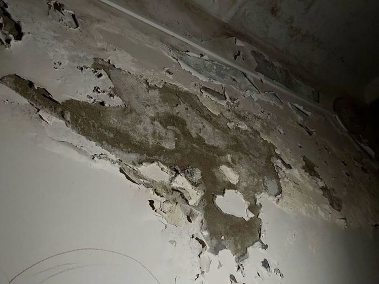 В клубе поселка совхоза «Буденновец» течет крыша и гниют полы