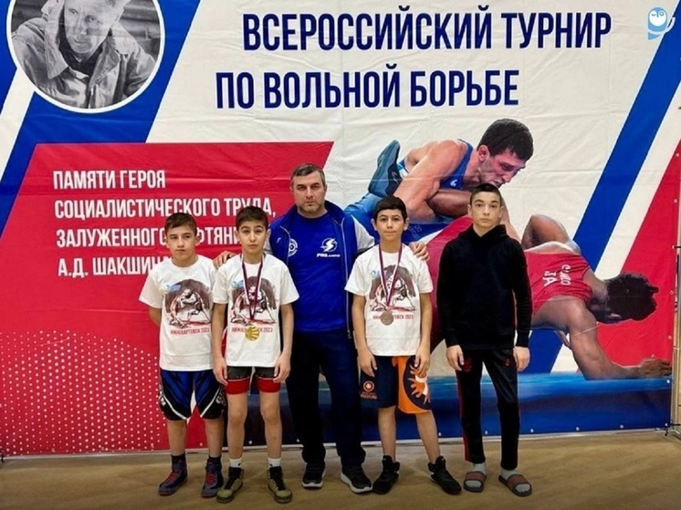 Юные борцы из Нового Уренгоя завоевали золото и 2 бронзы на Всероссийских соревнованиях