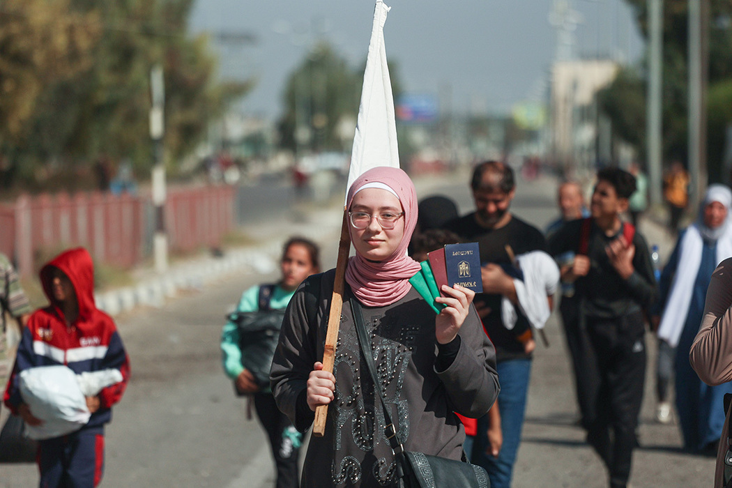 Palestinians with white flags, IDF in positions: footage of the war between Israel and Hamas