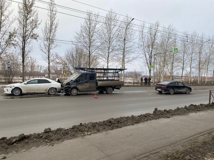 В Новосибирске пенсионер-пешеход пострадал в тройном ДТП