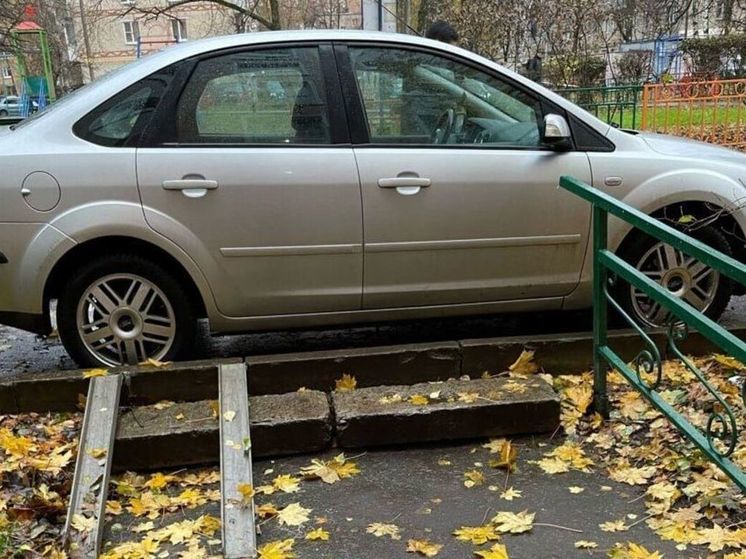 Жители Лобни заметили автохама - любителя парковаться у подъездов