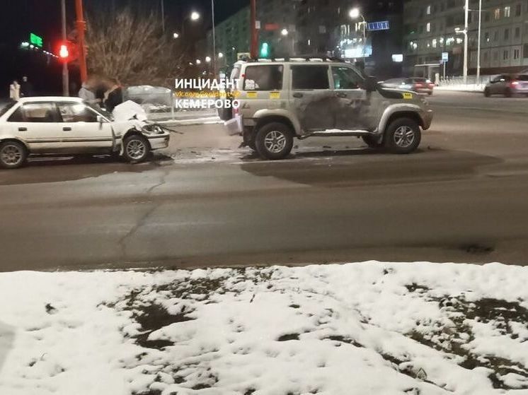 Два автомобиля столкнулись на перекрестке в Кемерове