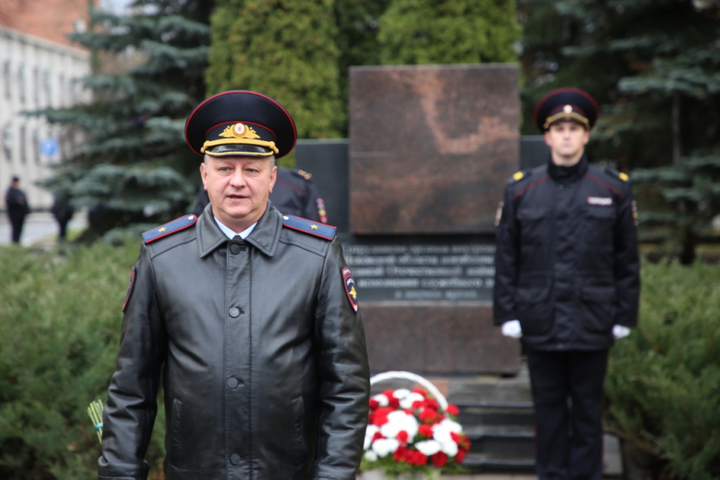 Псковские полицейские почтили память погибших при исполнении долга коллег