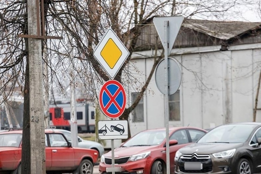 Город-парковка: почему псковские автомобилисты оккупируют газоны, и что с этим делать