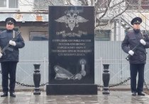 В Соль-Илецке, напротив территориального отдела полиции в торжественной обстановке открыли памятный камень