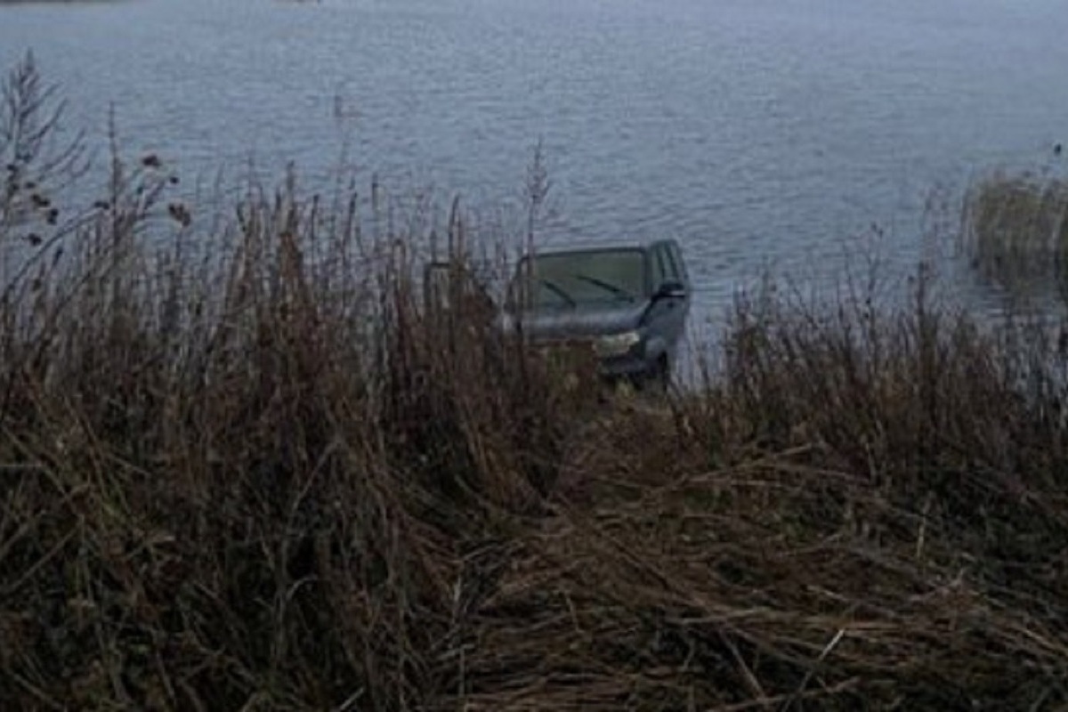 Машину с телом водителя нашли в пруду под Калугой