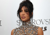 Ким Кардашьян в "голом" наряде, усыпанном кристаллами, открыла бутик Skims x Swarovski на Пятой авеню