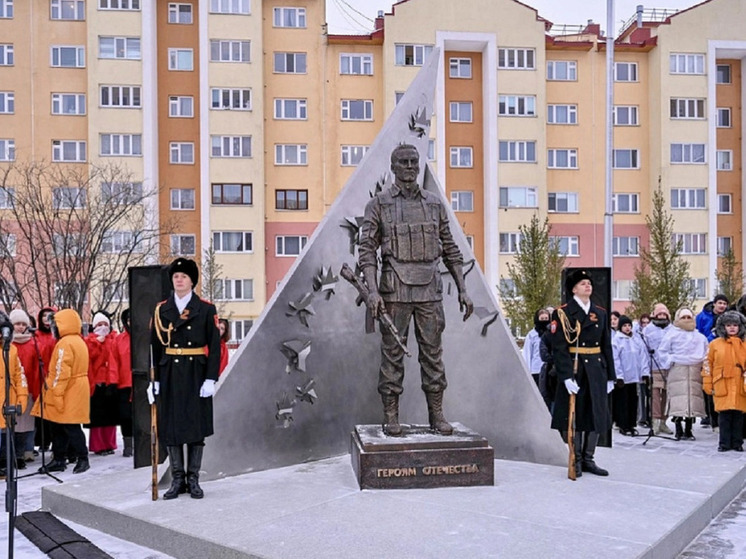 В Новом Уренгое открыли мемориал «Героям Отечества» и наградили за храбрость бойцов СВО