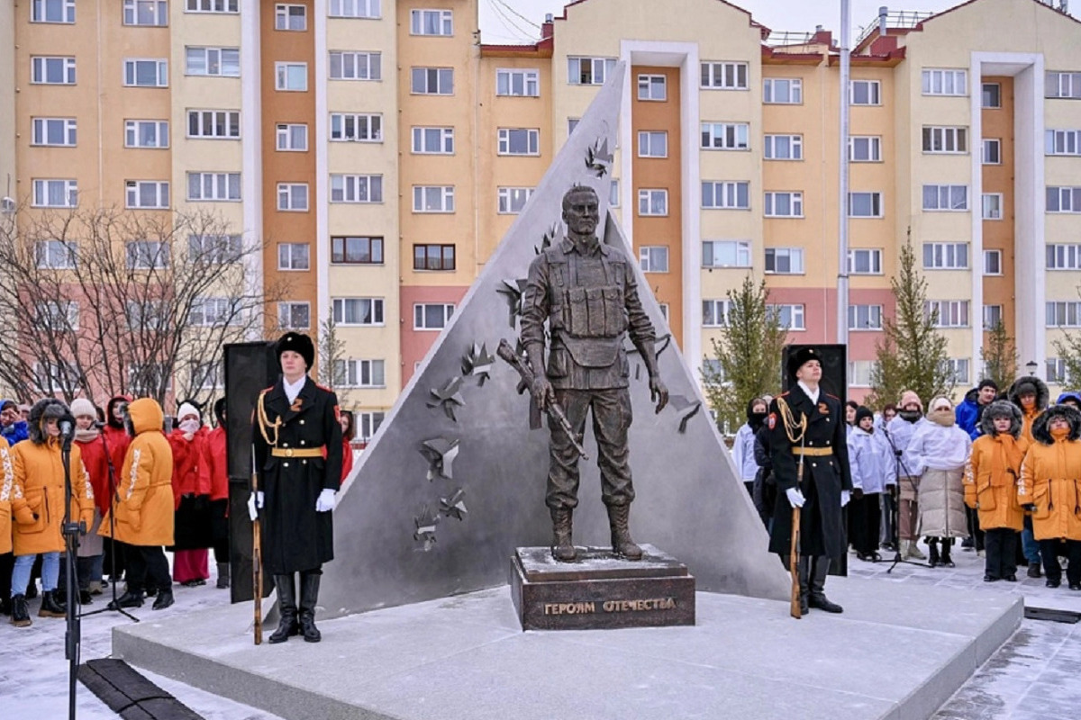 В Новом Уренгое открыли мемориал «Героям Отечества» и наградили за  храбрость бойцов СВО - МК Ямал