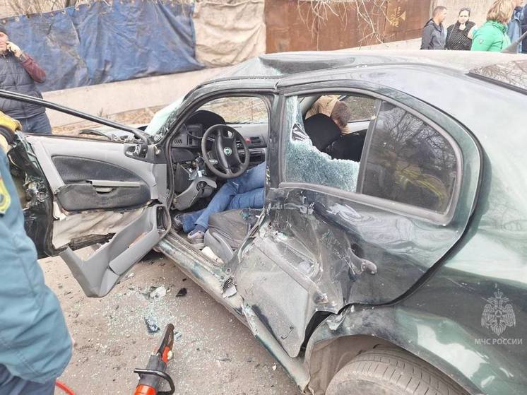Сотрудники МЧС ДНР пришли на помощь заблокированному в машине водителю