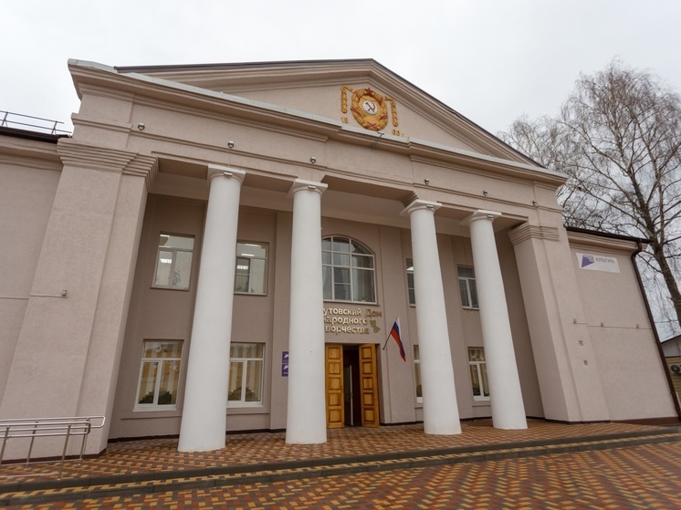 Губернатор Старовойт осмотрел Дом народного творчества и ДШИ в Хомутовке