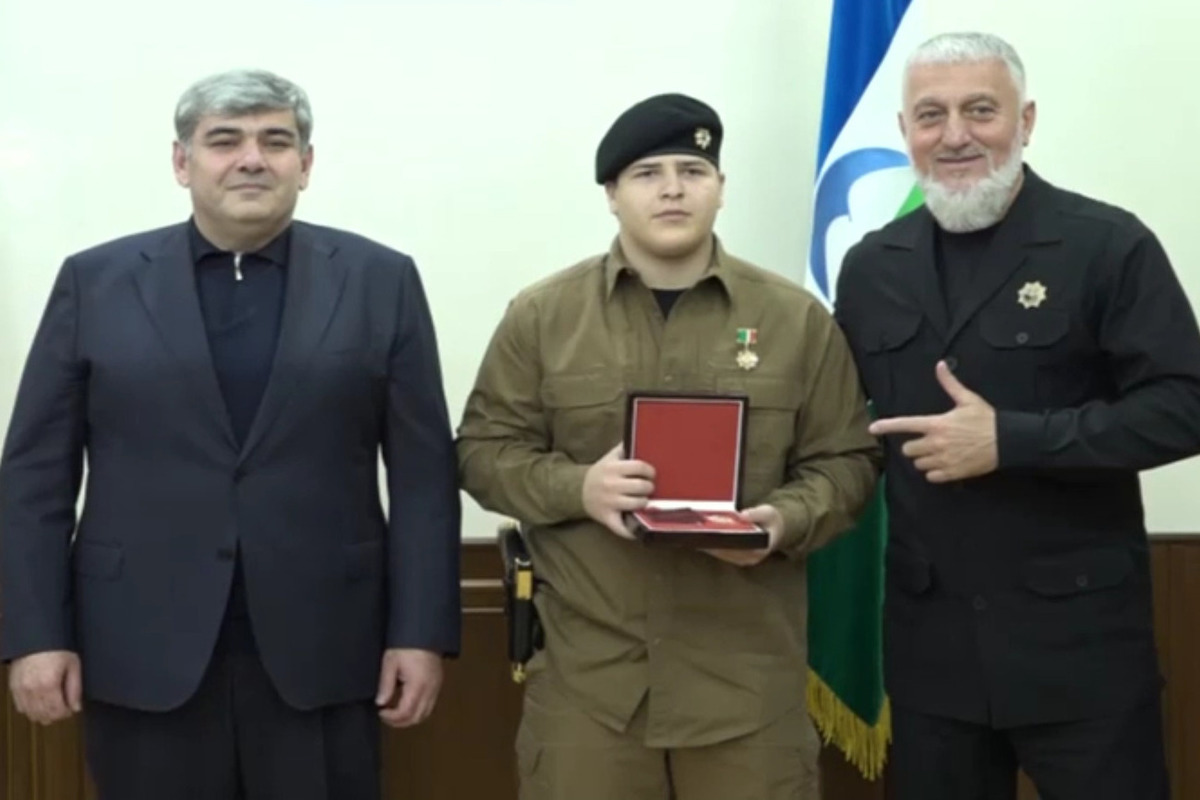 Золотой пистолет Адама Кадырова заменил традиционный кинжал