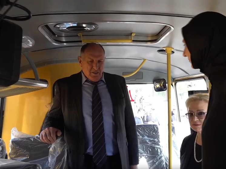 Премьер Дагестана пожертвовал автобусы школам республики