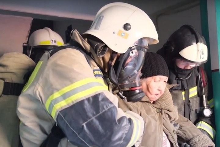 В столице Калмыкии из-за пожара эвакуировали жильцов многоэтажки