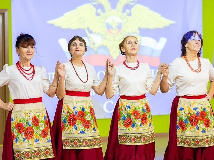 Полицейские учили астраханских пенсионеров патриотизму