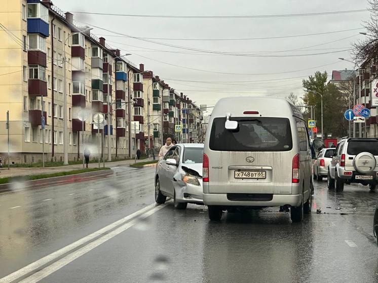 Водитель Toyota Corolla Axio спровоцировал массовое ДТП с пострадавшими в Южно-Сахалинске