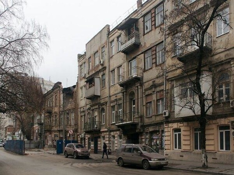 В Ростове на улице Социалистической горит доходный дом