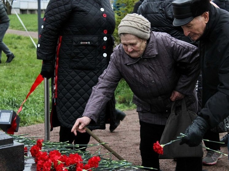 В Гостилицах установили памятную стелу и благоустроили общественное пространство