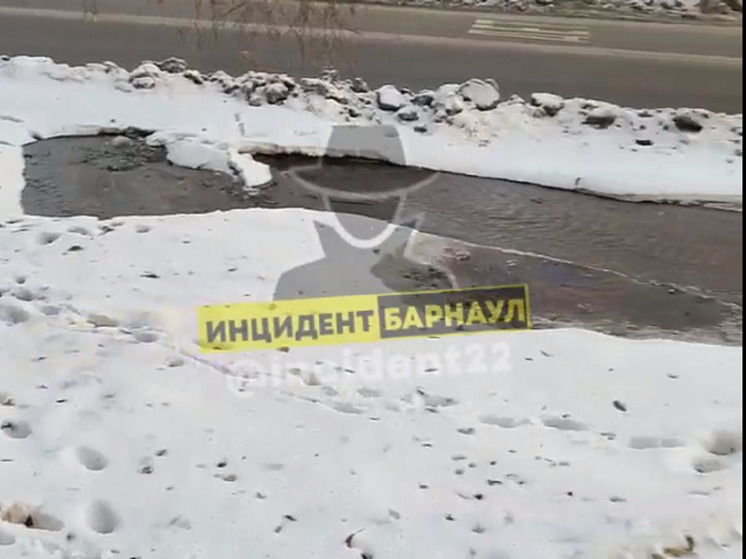 В Барнауле устраняют последствия коммунальной аварии на улице Гущина