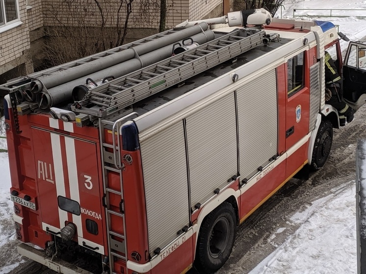 Шесть человек эвакуировались из горящего дома в Шекснинском районе