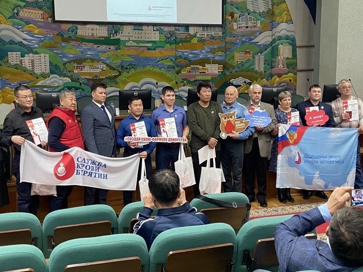 В Горсовете Улан-Удэ наградили 26 почетных доноров России