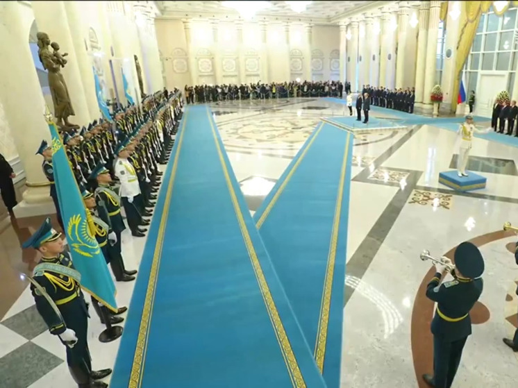 Владимира Путина в Казахстане встретили голубой дорожкой