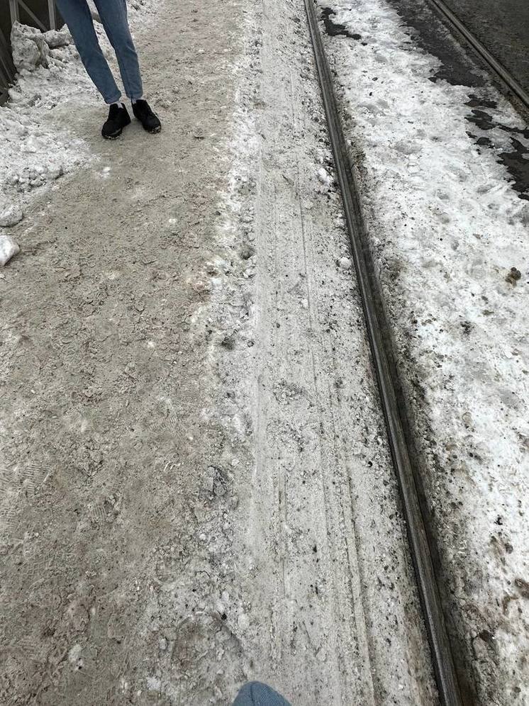 Из-за неубранного снега новокузнечанке пришлось стоять на рельсах в ожидании транспорта