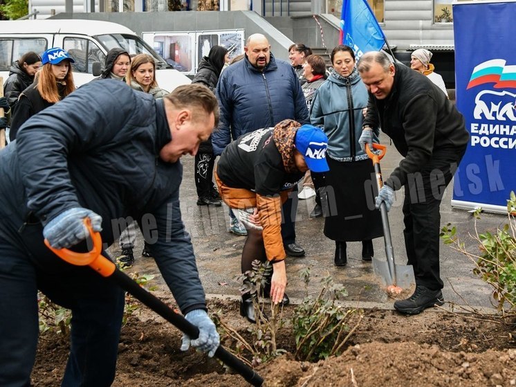 Кулемзин принял участие в высадке роз в Донецке