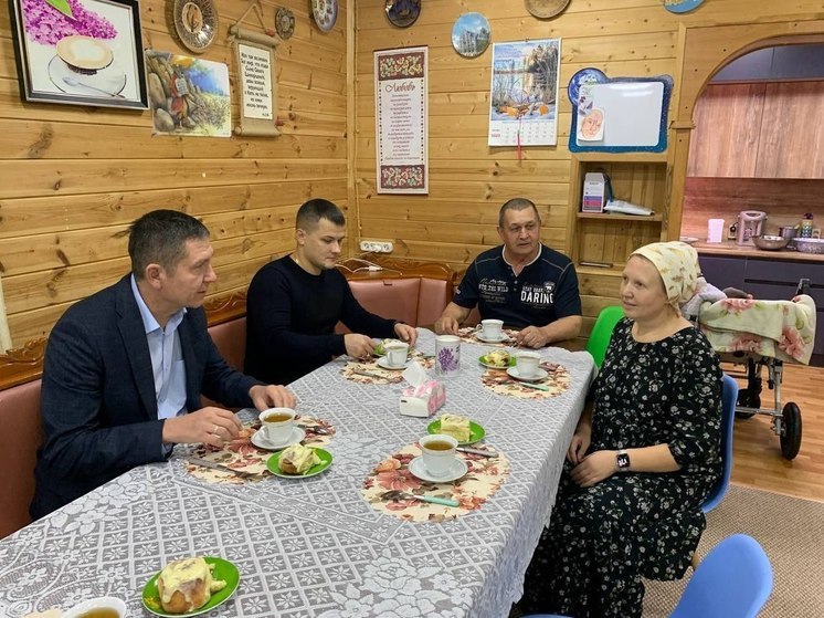 В Салехарде депутаты, чиновники и энергетики отремонтировали дом семьи с 27 детьми