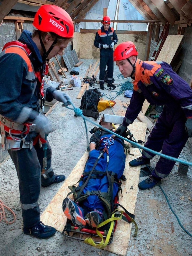 Адлерские спасатели помогли мужчине с переломом бедра