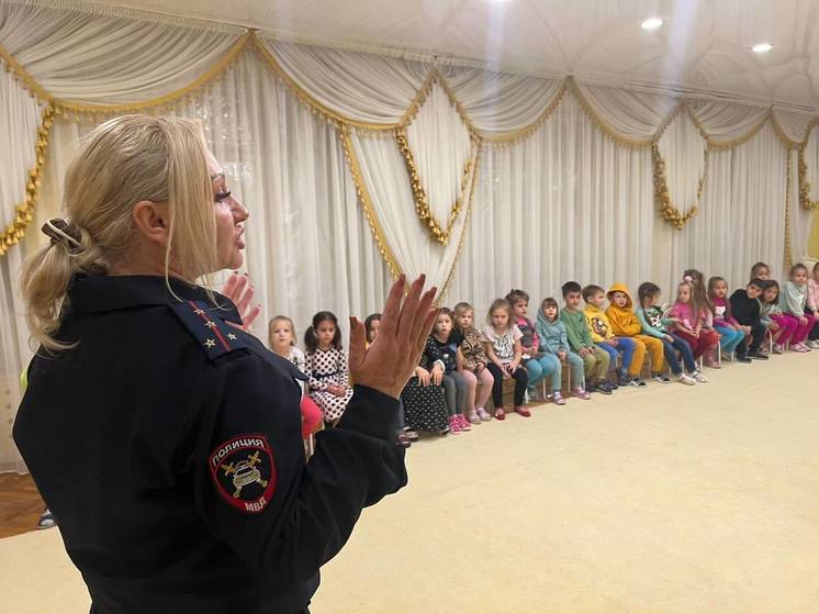 В Сочи сотрудники Госавтоинспекции провели беседу с детсадовцами о правилах безопасности