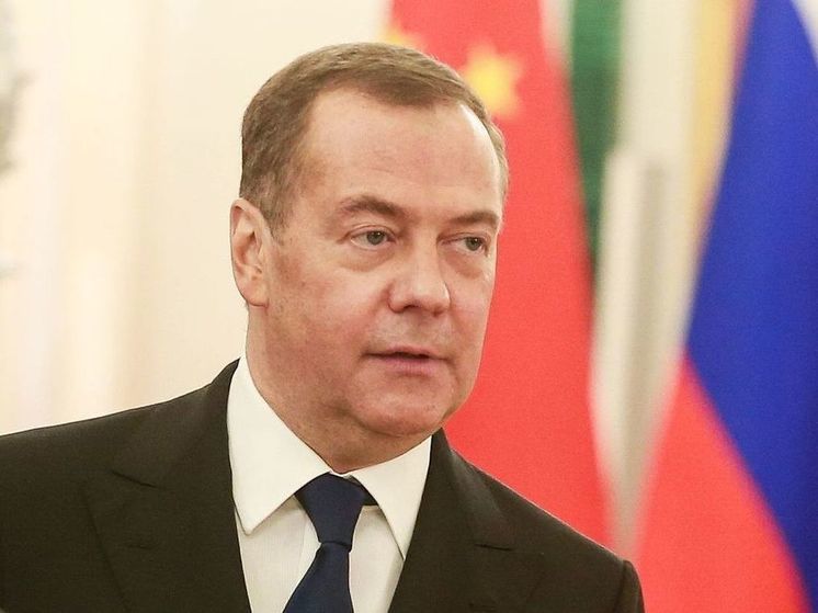 Медведев: контрактниками с начала года стали 410 тысяч россиян