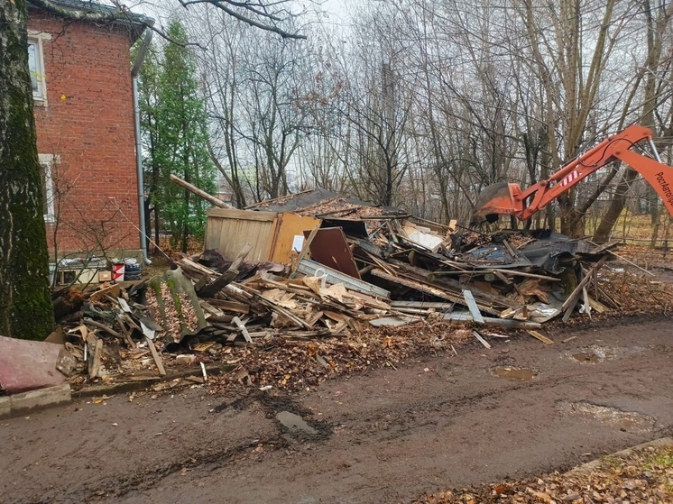 На улице Ломоносова в Рязани снесли аварийные беседки, сараи и забор