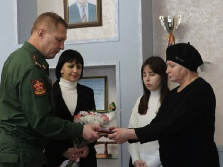 Родным погибшего воронежского танкиста передали орден мужества