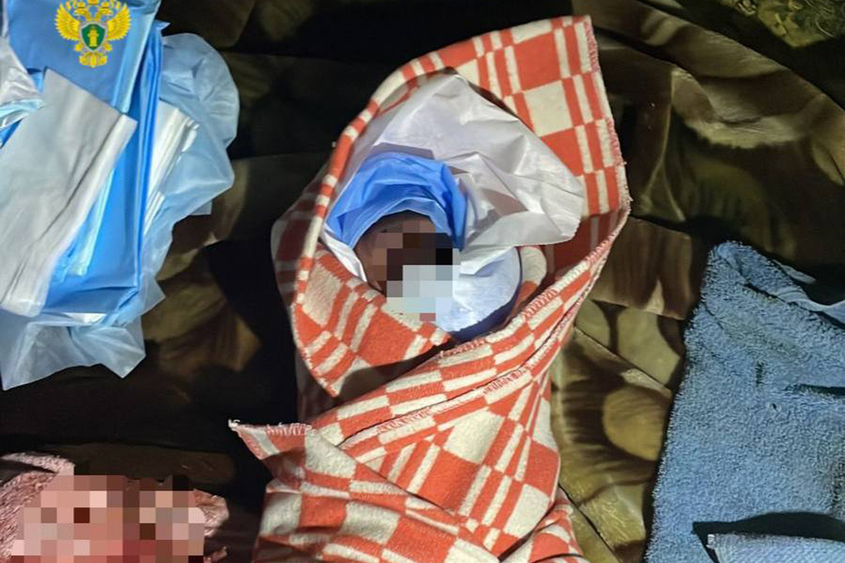 Роженица, выбросившая младенца в мусоропровод в Москве, захотела его воспитывать