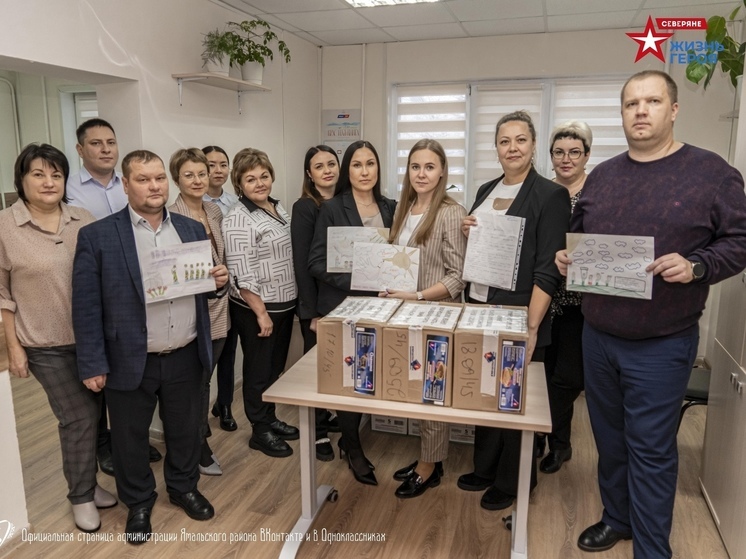 Чиновники и школьники из Ямальского района собрали гуманитарку с тушенкой и рисунками для бойцов СВО