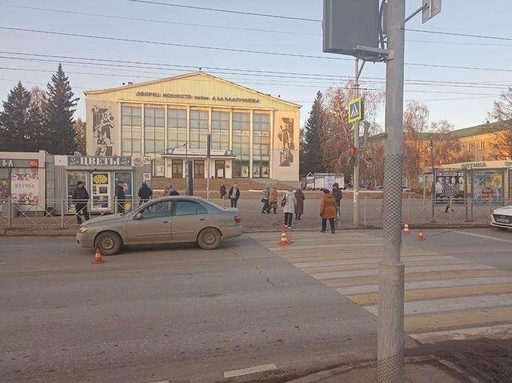 В Омске водитель иномарки поехал на «красный» и сбил 11-летнего мальчика