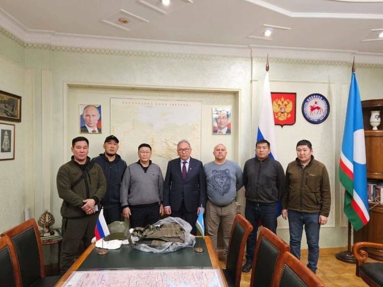 Снаряжения Героя РФ Дмитрия Егорова передали главе Сунтарского района